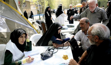 سپاه نیوز:سرگردخدادادی گفت: همزمان با ایام شهادت فاطمه زهرا (س) ۲۰۰ نفر در روستاهای بخش قهستان شهرستان درمیان ویزیت و داروی رایگان دریافت کردند