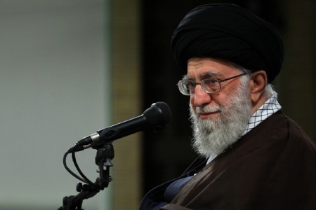 سپاه نیوز: رهبر معظم انقلاب با بیان اینکه زن در منطق اسلام یک الگو و چارچوب کاملی دارد، گفتند: زن اسلامی عبارت است از آن موجودی که دارای ایمان و عفاف است، متصدی مهم‌ترین بخش تربیت انسان است و مایه‌ آرامش جنس مرد است.