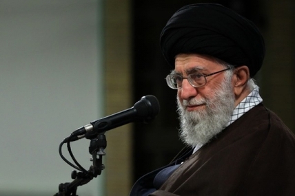 سپاه نیوز: رهبر معظم انقلاب با بیان اینکه زن در منطق اسلام یک الگو و چارچوب کاملی دارد، گفتند: زن اسلامی عبارت است از آن موجودی که دارای ایمان و عفاف است، متصدی مهم‌ترین بخش تربیت انسان است و مایه‌ آرامش جنس مرد است.