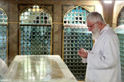سپاه نیوز: مراسم غبارروبی ضریح مطهر حرم ثامن‌الحجج حضرت علی بن موسی الرضا علیه‌السلام، هم‌اکنون در فضایی معنوی و با حضور حضرت آیت‌الله خامنه‌ای، جمعی از علما و اقشار مختلف مردم در حال برگزاری است.