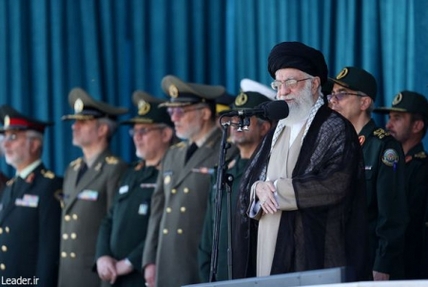 سپاه نیوز: حضرت آیت الله خامنه ای تاکید کردند: ملت ایران محکم ایستاده است و هر حرکت غلط نظام سلطه در قضیه برجام، با عکس العمل جمهوری اسلامی مواجه خواهد شد.