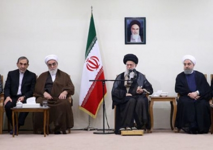 سپاه نیوز: رهبر انقلاب در دیدار رئیس‌جمهور و اعضای هیات دولت ضمن تاکید بر لزوم کار جهادی و تلاش بی‌وقفه برای حل مشکل معیشت مردم فرمودند: اقتصاد باید اولویت همه اعضا و بخشهای دولت باشد.