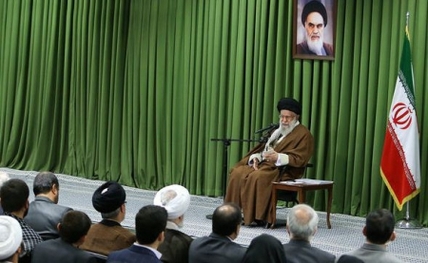 سپاه نیوز: حضرت آیت‌الله خامنه‌ای در دیدار نخبگان جوان تصریح کردند: نمی‌خواهم وقت را صرف پاسخ‌گویی به اباطیل و یاوه‌گویی رئیس‌جمهور بی‌چاک و دهن آمریکا کنم، این ضایع کردن وقت است که انسان بخواهد پاسخ او را بدهد.
