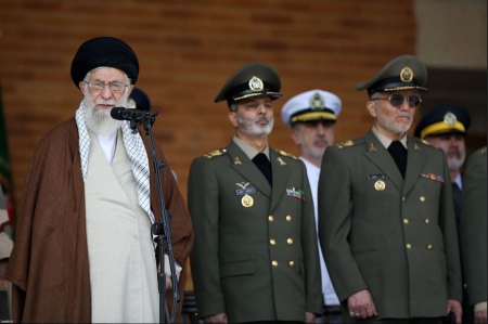 سپاه نیوز: رهبر معظم انقلاب با بیان اینکه امروز یکی از مسائل مهم کشور، اقتصاد و معیشت مردم است، فرمودند: وقتی همه‌چیز بر محور نفت می‌چرخد، اقتصاد ناامن است؛ اقتصاد هم باید امن شود.