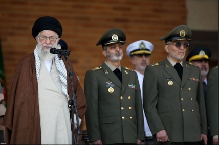 سپاه نیوز: رهبر معظم انقلاب با بیان اینکه امروز یکی از مسائل مهم کشور، اقتصاد و معیشت مردم است، فرمودند: وقتی همه‌چیز بر محور نفت می‌چرخد، اقتصاد ناامن است؛ اقتصاد هم باید امن شود.
