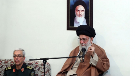 سپاه نیوز: فرمانده معظم کل قوا در دیدار با برگزیدگان جشنواره مالک اشتر نیروهای مسلح اظهار داشتند: تقویت نیروهای مسلح آسیب‌ ناپذیری ملت را حفظ می‌کند.