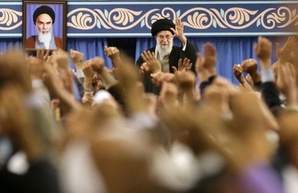 سپاه نیوز: حضرت آیت‌الله خامنه‌ای، قم را سرچشمه اصلی و پشتوانه معنوی انقلاب دانستند و گفتند: بزرگان و جوانان قم نباید اجازه دهند دست‌های خائن، قم را از مرکزیت انقلاب، خارج و این حرکت تحولی را در آن کمرنگ کنند.