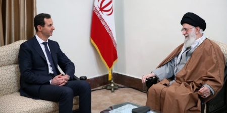 سپاه نیوز:حضرت آیت‌الله خامنه‌ای در دیدار رئیس‌جمهور سوریه، رمز پیروزی سوریه و به شکست کشاندن آمریکا و مزدوران منطقه‌ای آن را استقامت رئیس‌جمهور و مردم سوریه و پافشاری آنان بر مقاومت خواندند و با تأکید بر لزوم مراقبت در مقابل توطئه‌های آینده خاطرنشان کردند: جمهوری اسلامی ایران، کمک به دولت و ملت سوریه را کمک به حرکت و جریان مقاومت می‌داند و از صمیم قلب به آن افتخار می‌کند.