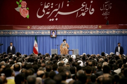 سپاه نیوز: حضرت آیت الله خامنه ای در دیدار مداحان تاکید کردند: در این چهل سال، دشمنان با همه توان و امکانات در مقابل انقلاب اسلامی صف آرایی و ضرباتی را هم وارد کردند اما ملت ایران با توکل بر خدا و انجام وظیفه توانست بر این توطئه ها فائق بیاید و اکنون قوی‌تر از هر دوره ای شده ولی جبهه دشمن ضعیف تر از دوره های گذشته است.