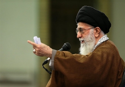 سپاه نیوز: حضرت آیت‌الله خامنه‌ای با تأکید بر اینکه آمریکایی‌ها می خواهند هزینه مقابله با نظام جمهوری اسلامی و ملت مقتدر ایران را خودشان متحمل نشوند و آن را به دوش برخی دولت‌های منطقه بیندازند، افزودند: برخی کشورهای منطقه بدانند، اگر با جمهوری اسلامی ایران روبرو شوند، قطعاً ضربه و شکست می‌خورند.