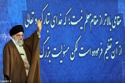 سپاه نیوز: حضرت آیت‌الله خامنه‌ای با اشاره به برخی حرف‌ها درباره ادامه‌دادن برجام با سه کشور اروپایی تصریح کردند: من به این سه کشور هم اعتماد ندارم و می‌گویم به اینها هم اعتماد نکنید. اگر می‌خواهید قراردادی ببندید، تضمین واقعی و عملی بگیرید والا فردا این‌ها هم همان کار امروز آمریکا را به شیوه دیگری خواهند کرد.