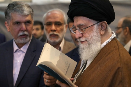 سپاه نیوز: رهبر معظّم انقلاب اسلامی با حضور در مصلی امام‌ خمینی(ره) از نمایشگاه کتاب بازدید کردند.