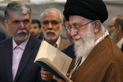 سپاه نیوز: رهبر معظّم انقلاب اسلامی با حضور در مصلی امام‌ خمینی(ره) از نمایشگاه کتاب بازدید کردند.