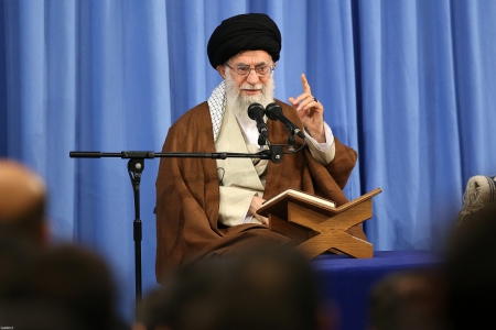 سپاه نیوز:در اولین روز ماه مبارک رمضان، ماه نزول قرآن، محفل نورانی انس با قرآن کریم در حضور حضرت آیت‌الله خامنه‌ای در حسینیه‌ امام خمینی (ره) برگزار شد.