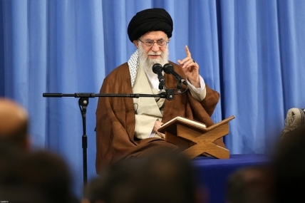 سپاه نیوز:در اولین روز ماه مبارک رمضان، ماه نزول قرآن، محفل نورانی انس با قرآن کریم در حضور حضرت آیت‌الله خامنه‌ای در حسینیه‌ امام خمینی (ره) برگزار شد.