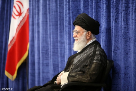 سپاه نیوز:رهبر معظم انقلاب اسلامی خاطرنشان کردند: تجربه برجام، جواب آن کسانی است که بارها می گفتند چرا با امریکا، مذاکره و تعامل نمی‌کنید. بنابراین همه باید از این تجربه درس بیاموزند و بدانند که نمی‌توان با چنین دولتی تعامل و مذاکره کرد. با توجه به سابقه اروپایی‌ها به آنها اعتماد نداریم و باید تضمین‌های واقعی بدهند.