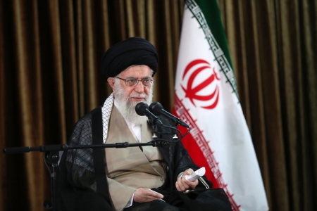 سپاه نیوز :رهبر معظم انقلاب اسلامی تصور حل مشکلات کشور با مذاکره یا رابطه با آمریکا را خطایی واضح خواندند و گفتند: آمریکا با اصل نظام اسلامی مشکل اساسی و مبنایی دارد.