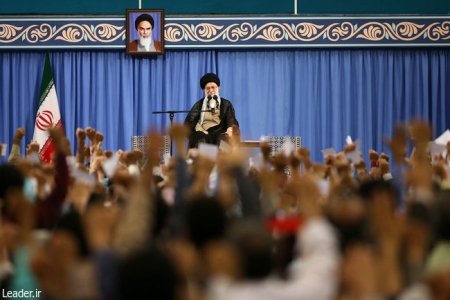 سپاه نیوز: حضرت آیت الله خامنه ای تأکید کردند: من نمی گویم تحریم ها اثر ندارد، اما عمده مشکلات اقتصادی اخیر مربوط به عملکردها است و اگر عملکردها بهتر و با تدبیرتر و به هنگام‌تر و قوی‌تر باشد، تحریم ها تأثیر زیادی نخواهد داشت و می توان مقابل آن ایستاد.