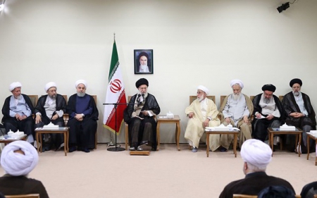 سپاه نیوز:حضرت آیت‌الله خامنه‌ای با تأکید بر اینکه ویروس بدبینی نسبت به دولت، مجلس، قوه قضاییه و نهادهای انقلابی، بد است، در عین حال، انتقاد خیرخواهانه را برای اصلاح امور لازم دانستند و گفتند: اینکه بگونه ای صحبت کنیم که بندِ دلِ شنونده پاره شود و همه چیز را از دست رفته تلقی کند، کار صحیحی نیست.