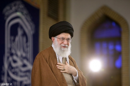 سپاه نیوز: حضرت آیت‌الله خامنه‌ای با بیان اینکه  در چالش ۴۰ ساله ایران و امریکا ، طرف مغلوب آمریکا و طرف پیروز جمهوری اسلامی است، فرمودند: به شرایط امریکا در جهان اشاره کردند و افزودند: در یک نگاه وسیع تر، قدرت و اقتدار و هیمنه امریکا در دنیا، رو به افول و زوال است و امریکای امروز به مراتب ضعیف تر از امریکای چهار دهه قبل است.