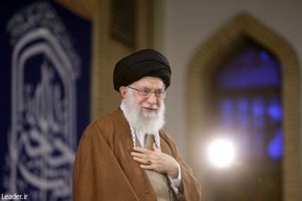 سپاه نیوز: حضرت آیت‌الله خامنه‌ای با بیان اینکه  در چالش ۴۰ ساله ایران و امریکا ، طرف مغلوب آمریکا و طرف پیروز جمهوری اسلامی است، فرمودند: به شرایط امریکا در جهان اشاره کردند و افزودند: در یک نگاه وسیع تر، قدرت و اقتدار و هیمنه امریکا در دنیا، رو به افول و زوال است و امریکای امروز به مراتب ضعیف تر از امریکای چهار دهه قبل است.