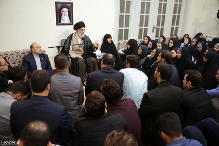سپاه نیوز: رهبر معظم انقلاب اسلامی فرمودند: دشمن تا نزدیکی قبر مطهر امام حسین(ع) آمده بود و مجاهدت مدافعان حرم موجب شد این بلا از سر اسلام باز شود.