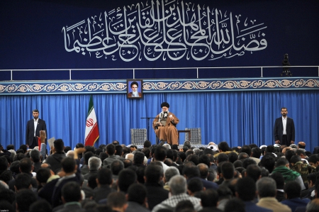 سپاه نیوز: حضرت آیت الله خامنه ای با اشاره به بیداری ملت ایران، مسئولان را به تلاش بیشتر توصیه کردند و افزودند: اگرچه نقشه دشمن لو رفته است اما همه باید هوشیاری خود را حفظ کنند زیرا امریکا، دشمنی خبیث و حیله گر است و ممکن است قصد فریب داشته باشد تا برای سال ۹۷، جنجال کند اما مثلاً برای سال ۹۸ نقشه ای بکشد.