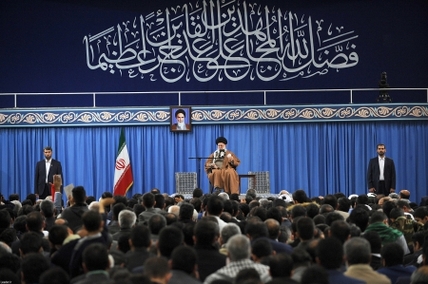 سپاه نیوز: حضرت آیت الله خامنه ای با اشاره به بیداری ملت ایران، مسئولان را به تلاش بیشتر توصیه کردند و افزودند: اگرچه نقشه دشمن لو رفته است اما همه باید هوشیاری خود را حفظ کنند زیرا امریکا، دشمنی خبیث و حیله گر است و ممکن است قصد فریب داشته باشد تا برای سال ۹۷، جنجال کند اما مثلاً برای سال ۹۸ نقشه ای بکشد.
