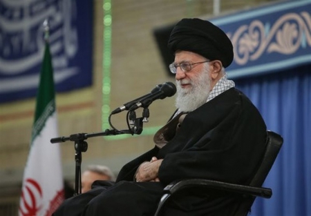 سپاه نیوز:حضرت آیت‌الله خامنه‌ای فرمودند: در دورانی که جهان در تاریکی جهل و فریب جاهلیت فرو رفته بود، خداوند نور پیامبر را به بشریت اعطا کرد؛ امروز هم اگر از این نور تبعیت کنیم، نتیجه‌اش فلاح و رستگاری است.