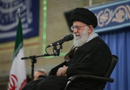 سپاه نیوز:حضرت آیت‌الله خامنه‌ای فرمودند: در دورانی که جهان در تاریکی جهل و فریب جاهلیت فرو رفته بود، خداوند نور پیامبر را به بشریت اعطا کرد؛ امروز هم اگر از این نور تبعیت کنیم، نتیجه‌اش فلاح و رستگاری است.
