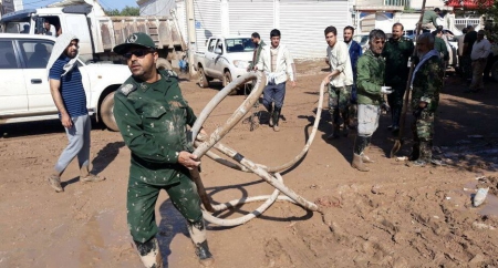 سپاه نیوز: فرمانده سپاه امیرالمومنین(ع) استان ایلام از آمادگی گروهای جهادی جهت مرمت منازل مسکونی خسارت دیده از سیل خبر داد.