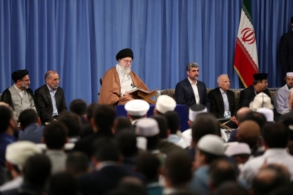 سپاه نیوز: مراسم پایانی سی و ششمین دوره مسابقات بین المللی قرآن کریم صبح امروز (دوشنبه) با شرکت اساتید برجسته و قاریان بین المللی و همچنین قرآن‌پژوهان و میهمانان شرکت کننده در این مسابقات، در حضور رهبر معظم انقلاب اسلامی برگزار شد.