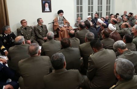 سپاه نیوز: حضرت آیت‌الله خامنه‌ای فرمودند: اینکه یک سرهنگ ارتش خم شود تا فردی سالخورده با قدم گذاشتن بر دوش او سوار وسیله نقلیه شود، جلوه‌هایی از صداقت ارتش در بیان شعار «ارتش فدای ملت» است.
