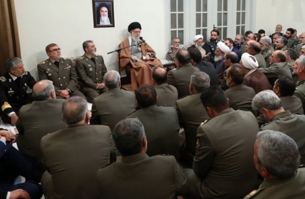 سپاه نیوز: حضرت آیت‌الله خامنه‌ای فرمودند: اینکه یک سرهنگ ارتش خم شود تا فردی سالخورده با قدم گذاشتن بر دوش او سوار وسیله نقلیه شود، جلوه‌هایی از صداقت ارتش در بیان شعار «ارتش فدای ملت» است.