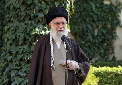 سپاه نیوز: رهبر انقلاب اسلامی در توصیه‌ای دیگر، همگان را به توسل و توجه به پروردگار فراخواندند و گفتند: البته این بلا آن‌چنان بزرگ نیست و بزرگ‌تر از آن نیز وجود داشته است.