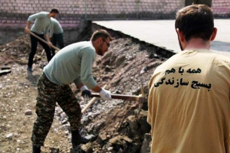 سپاه نیوز: مسئول بسیج سازندگی استان لرستان گفت: ۵۸۱ گروه جهادی در قالب ۸ هزار و ۹۲۸ نفر به مناطق سیل‌زده استان لرستان اعزام شدند.