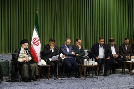 سپاه نیوز: رهبر معظم انقلاب اسلامی در دیدار جمعی از شاعران و استادان زبان و ادب پارسی،در خصوص زبان فارسی ابراز نگرانی کردند و گفتند: من راجع به زبان فارسی حقیقتاً نگرانم زیرا در جریان عمومی، زبان فارسی در حال فرسایش است.
