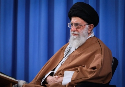 سپاه نیوز: حضرت آیت‌الله خامنه‌ای با اشاره به توطئه نفتی آمریکا فرمودند: ما آن‌قدری که نیاز داریم و خودمان اراده می‌کنیم، می‌توانیم نفت خود را صادر کنیم. آنها به خیال خودشان راه را مسدود کرده‌اند اما ملت فعال و مسؤولان بیدار اگر دامن همت به کمر بزنند، بسیاری از بن‌بست‌ها را باز خواهند کرد.