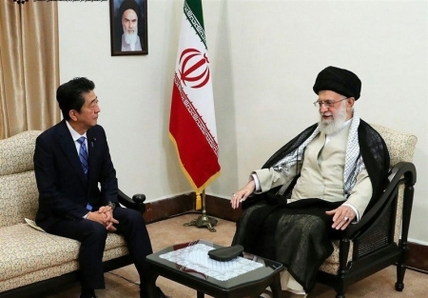 سپاه نیوز:حضرت آیت الله خامنه ای  در دیدار با آبه شینزو نخست وزیر ژاپن و هیأت همراه تأکید کردند: جمهوری اسلامی ایران هیچ اعتمادی به امریکا ندارد و تجربه تلخ مذاکرات قبلی با امریکا در چارچوب برجام را به هیچ وجه تکرار نخواهد کرد زیرا هیچ ملت آزاده و عاقلی مذاکره تحت فشار را نمی پذیرد.