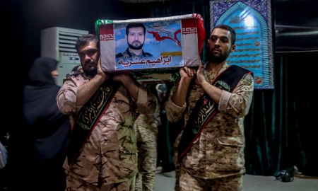 سپاه نیوز: دانشجویان و فرماندهان دانشگاه امام حسین (ع) صبح امروز پیکر شهید ابراهیم عشریه را بر روی دستان خود تشییع کردند.
