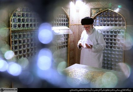 سپاه نیوز: مراسم غبارروبی ضریح مطهر حرم ثامن‌الحجج حضرت علی بن موسی الرضا علیه‌السلام با حضور رهبر معظم انقلاب برگزار شد.
