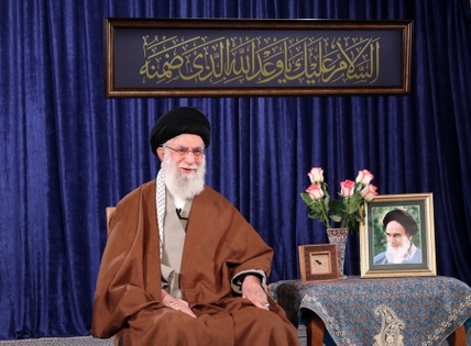سپاه نیوز:حضرت آیت‌الله خامنه‌ای با تاکید بر اینکه ملت ایران در آزمون بیماری اخیر خوش درخشید و رفتار و نظم عمومی آن در به‌کار بستن توصیه‌ها خوب است فرمودند: ماه رمضان در پیش است، خوب است رزمایش گسترده‌ای در کشور برای همدلی و کمک همدلانه به نیازمندان و فقرا اتفاق بیفتد که اگر بشود، خاطره خوشی را در اذهان به یادگار خواهد گذاشت.