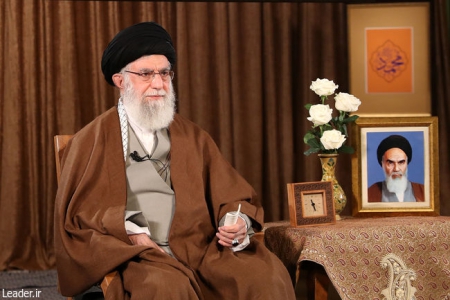 سپاه نیوز:رهبر انقلاب در سخنان زنده و تلویزیونی خطاب به ملت ایران به‌مناسبت عید مبعث و سال نو بر انجام عاقلانه و عمل به توصیه‌های مسئولان ذی‌ربط برای کنترل ویروس کرونا تاکید کردند و افزودند :هنگامی که آمریکایی‌ها متهم به تولید این ویروس هستند، کدام انسان عاقلی، کمک از این کشور را قبول می کند.