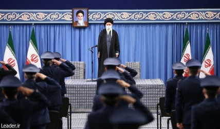سپاه نیوز: حضرت آیت‌الله خامنه‌ای در دیدار جمعی از فرماندهان نیروی هوایی و پدافند هوایی ارتش، با شگفتی‌ساز برشمردن بیعت تاریخی همافران با امام خمینی(ره) در ۱۹ بهمن ۵۷ گفتند :  اگر می‌خواهند ایران به تعهدات برجامی برگردد آمریکا بایستی تحریم‌ها را کلا در عمل لغو کند .