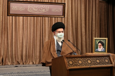 سپاه نیوز:  حضرت آیت‌الله خامنه‌ای با تأکید بر این که از اهداف اصلی دشمن در جنگ نرم، از بین بردن زنجیره تواصی است، گفتند: قطع جریان تواصی بسیار خطرناک است و جوانان به‌عنوان افسران جنگ نرم نباید بگذارند چنین اتفاقی بیفتد.
