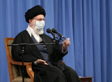 سپاه نیوز: رهبر معظم انقلاب اسلامی در دیدار اعضای مجلس خبرگان رهبری درباره اختلاف نظر بین مجلس و دولت درباره اجرای قانون اقدام راهبردی برای لغو تحریم ها با تاکید بر اینکه مجلس و دولت اختلاف نظر امروزشان را حل کنند که نشان دهنده دوصدایی نباشد گفتند : دولت خود را موظف به اجرای قانون می داند و قانون هم قانون خوبی است و باید به دقت عمل شود.