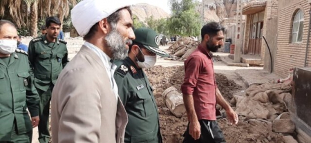 سپاه نیوز: فرمانده سپاه ثارالله استان کرمان از ورود همه پاسداران و بسیجیان نواحی حضرت امیرالمومنین (ع) و حضرت رسول الله (ص) به منطقه شهداد در راستای امدادرسانی به مردم سیل زده این منطقه خبر داد و اظهار کرد: دو گردان امام حسین (ع) سپاه ثارالله استان کرمان نیز در منطقه حضور دارند و گردان جنگ نوین نیز برای ضد عفونی کردن محیط وارد منطقه شده و تا ضدعفونی کامل، در منطقه حضور خواهند داشت.
