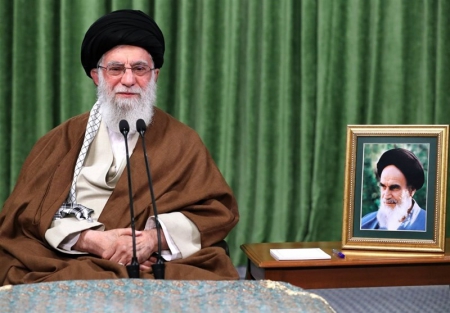 سپاه نیوز: رهبر معظم انقلاب «عدالتخواهی، رفع فساد و در نهایت ایجاد تمدن اسلامی» را از مظاهر آرمانخواهی دانستند و افزودند: مطالبه گری طبعاً نوعی اعتراض و تأکید بر رفع مشکلات و نقایص موجود است اما باید جداً مراقب و هوشیار بود که نحوه بیان و ارائه مطالبات به گونه ای نباشد که اعتراض به نظام تلقی شود و یا دشمن بتواند آن را اعتراض به نظام القا کند.