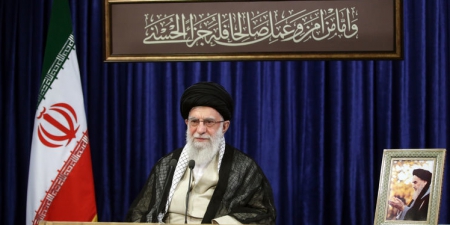 سپاه نیوز: رهبر معظم انقلاب اسلامی در سخنان امروز تلویزیونی به‌مناسبت سالگرد ارتحال امام خمینی(ره) فرمودند :امام از دوران مبارزات تا پایان حیات مبارکشان در میدان عمل نیز در نقش یک فرمانده بی‌نظیر، روند تحول‌خواهی را رهبری و اقیانوس عظیم ملت ایران را در مسیر تحقق اهداف طوفانی و متلاطم می‌کرد.