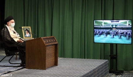 سپاه نیوز: حضرت آیت‌الله خامنه‌ای در ارتباط تصویری با صحن مجلس با نمایندگان مردم فرمودند:مردم از مجلس و دو قوه دیگر انتظار بیان حق و پیگیری آن رادارند و به شدت با مجادله و گریبان گیری و تشنج میان قوا مخالف هستند و همه بدانند فضای منازعه در رئوس دستگاهها برای افکار عمومی زیان بخش و ناراحت کننده است.